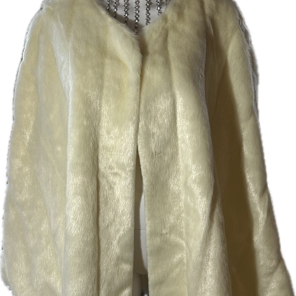 Women’s Ms. Design Collection white faux fur cape (Never worn) Size 2X - Picture 10 of 14